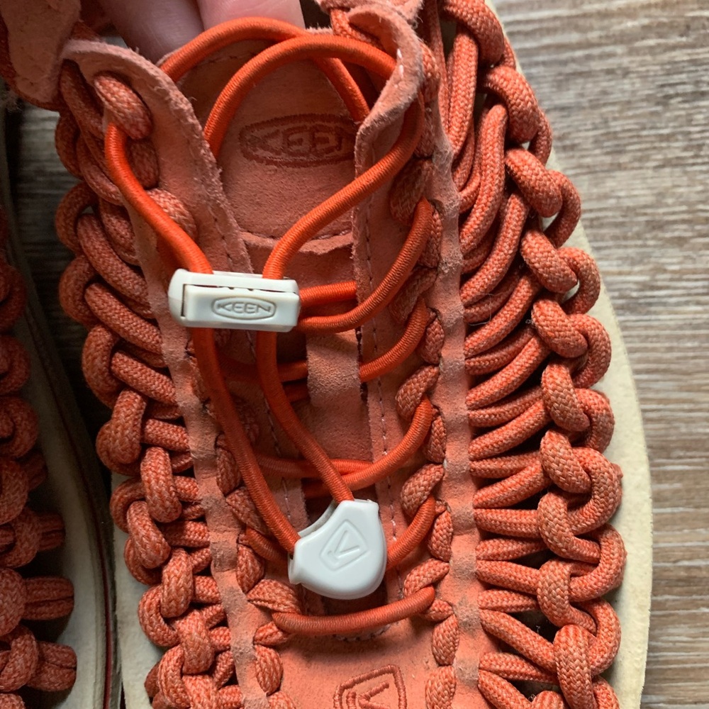 Keen Women’s UNEEK Original Sneaker Coral/Orange 7.5 - Picture 3 of 6